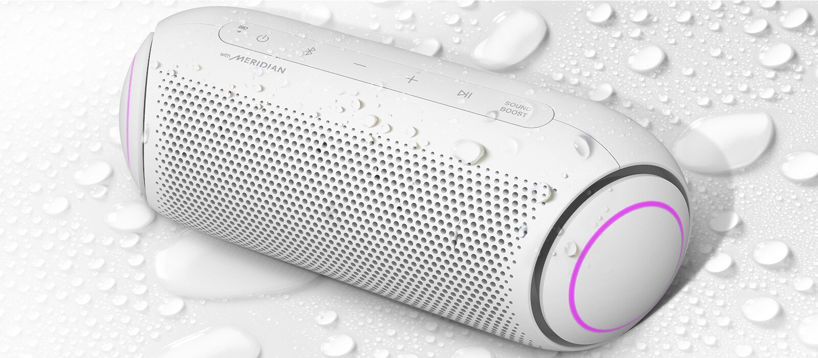 Na bielom pozadí je zobrazený LG XBOOM Go otočený vľavo hore. Na a pod LG XBOOM Go sú kvapky vody.