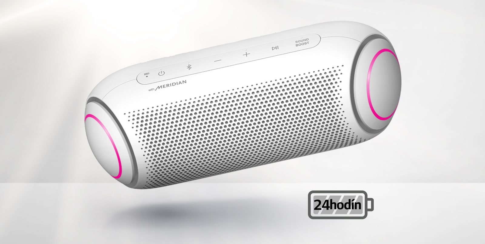 LG XBOOM Go naklonený doľava sa vznáša vo vzduchu. Osvetlenie basového reproduktora je purpurové.