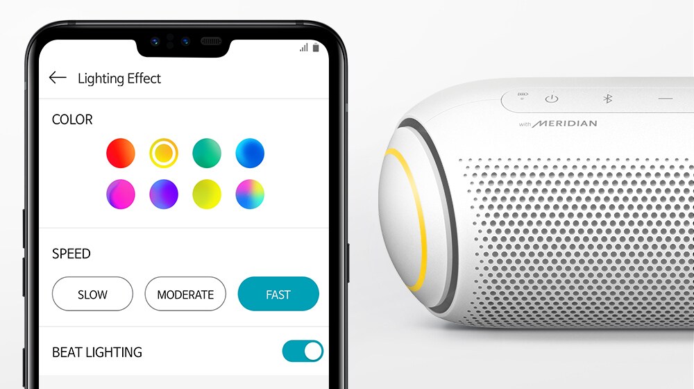 Na bielom pozadí je zobrazený smartfón s aplikáciou, ktorá ovláda osvetlenie, a XBOOM Go so žltým osvetlením.