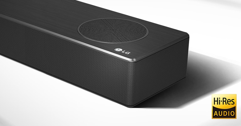 Detailný pohľad na pravú stranu LG Sound Baru s logom LG, ktoré je zobrazené v pravom dolnom rohu. Pod produktom je zobrazené logo vo vysokom rozlíšení.