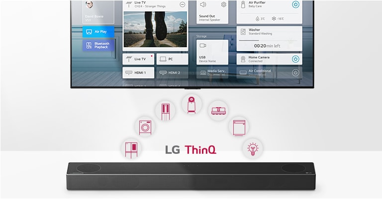 Televízor je umiestnený na stene. Pod televízorom sa nachádza LG Sound Bar. Medzi televízorom a LG Sound Barom je zobrazené logo LG ThinQ a ikony spotrebičov.