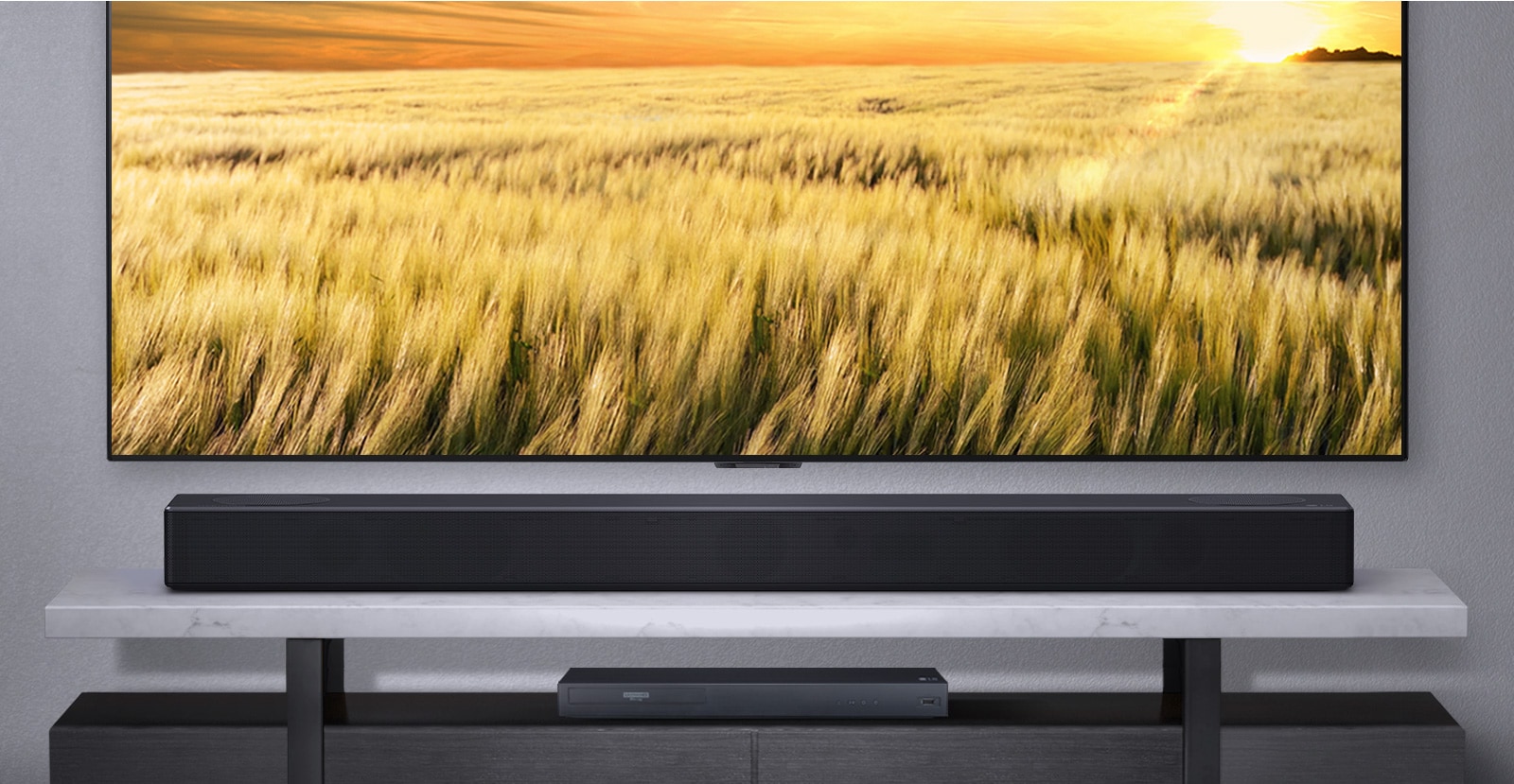 Predná strana zvukového panela s pripojeným televízorom a prehrávačom Blu-ray