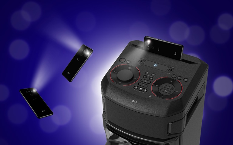 Detailný pohľad zhora na reproduktor LG XBOOM. Dva vznášajúce sa blikajúce smartfóny.