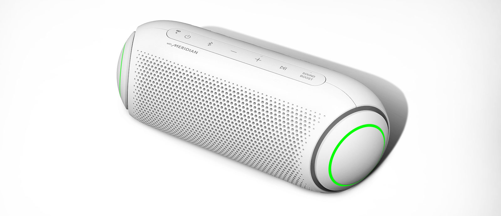 Na bielom pozadí je zobrazený diagonálny pohľad zhora na prednú stranu LG XBOOM Go so zeleným osvetlením.