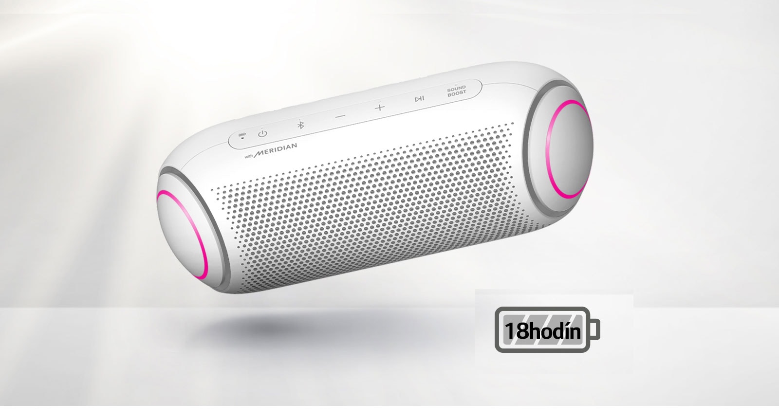 LG XBOOM Go naklonený doľava sa vznáša vo vzduchu. Osvetlenie basového reproduktora je purpurové.