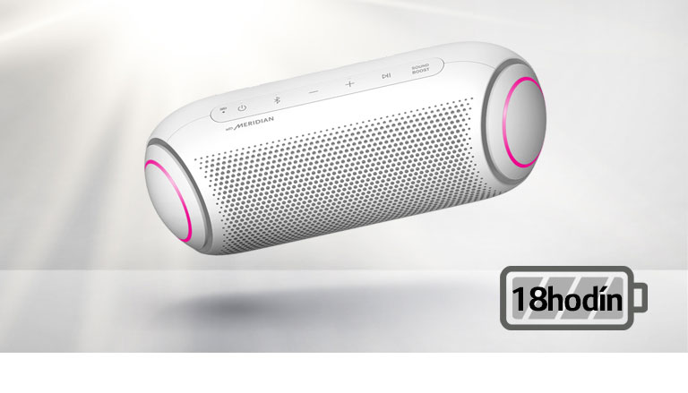 LG XBOOM Go naklonený doľava sa vznáša vo vzduchu. Osvetlenie basového reproduktora je purpurové.