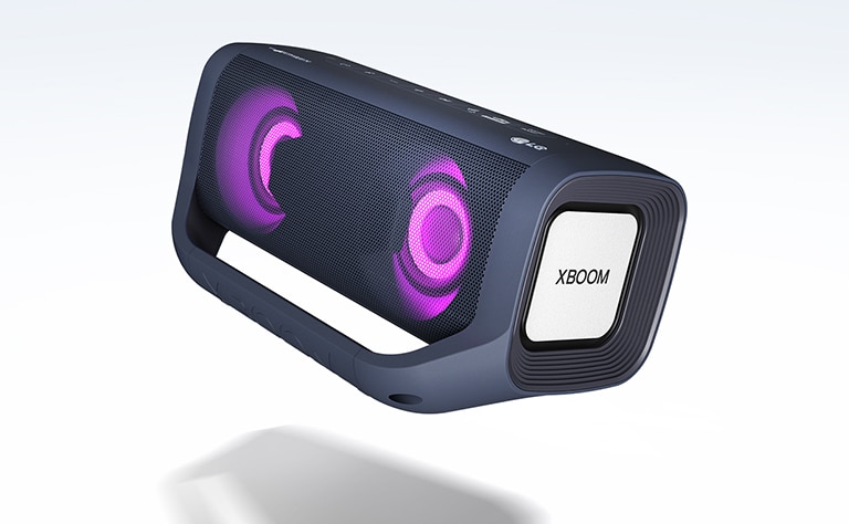 Pohľad z uhla na reproduktor LG XBOOM Go vznášajúci sa vo vzduchu nad bielou plochou