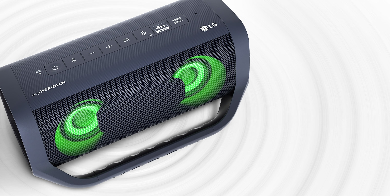 Pohľad zhora z uhla na reproduktor LG XBOOM Go na bielom povrchu. Reproduktor má zelené osvetlenie a pod ním je zobrazená zvuková vlna.