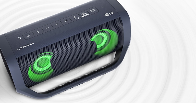 Pohľad zhora z uhla na reproduktor LG XBOOM Go na bielom povrchu. Reproduktor má zelené osvetlenie a pod ním je zobrazená zvuková vlna.
