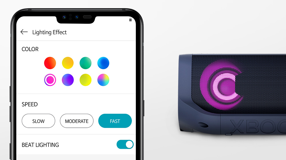Na bielom pozadí je zobrazený smartfón s aplikáciou, ktorá ovláda osvetlenie, a reproduktor XBOOM Go s purpurovým osvetlením.