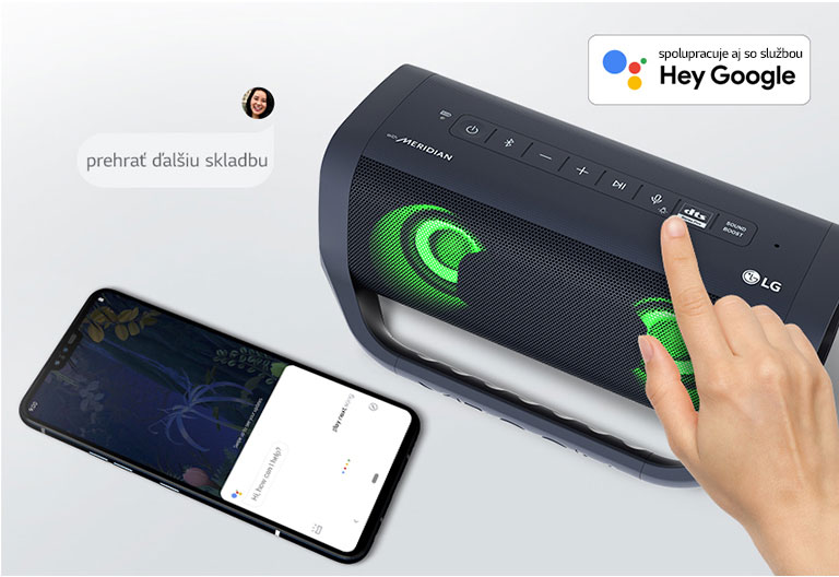 Ruka stláča tlačidlo na reproduktore LG XBOOM Go. Vedľa reproduktora je položený smartfón. Na obrázku je bublinka s textom. V pravom hornom rohu sa nachádza logo Google.