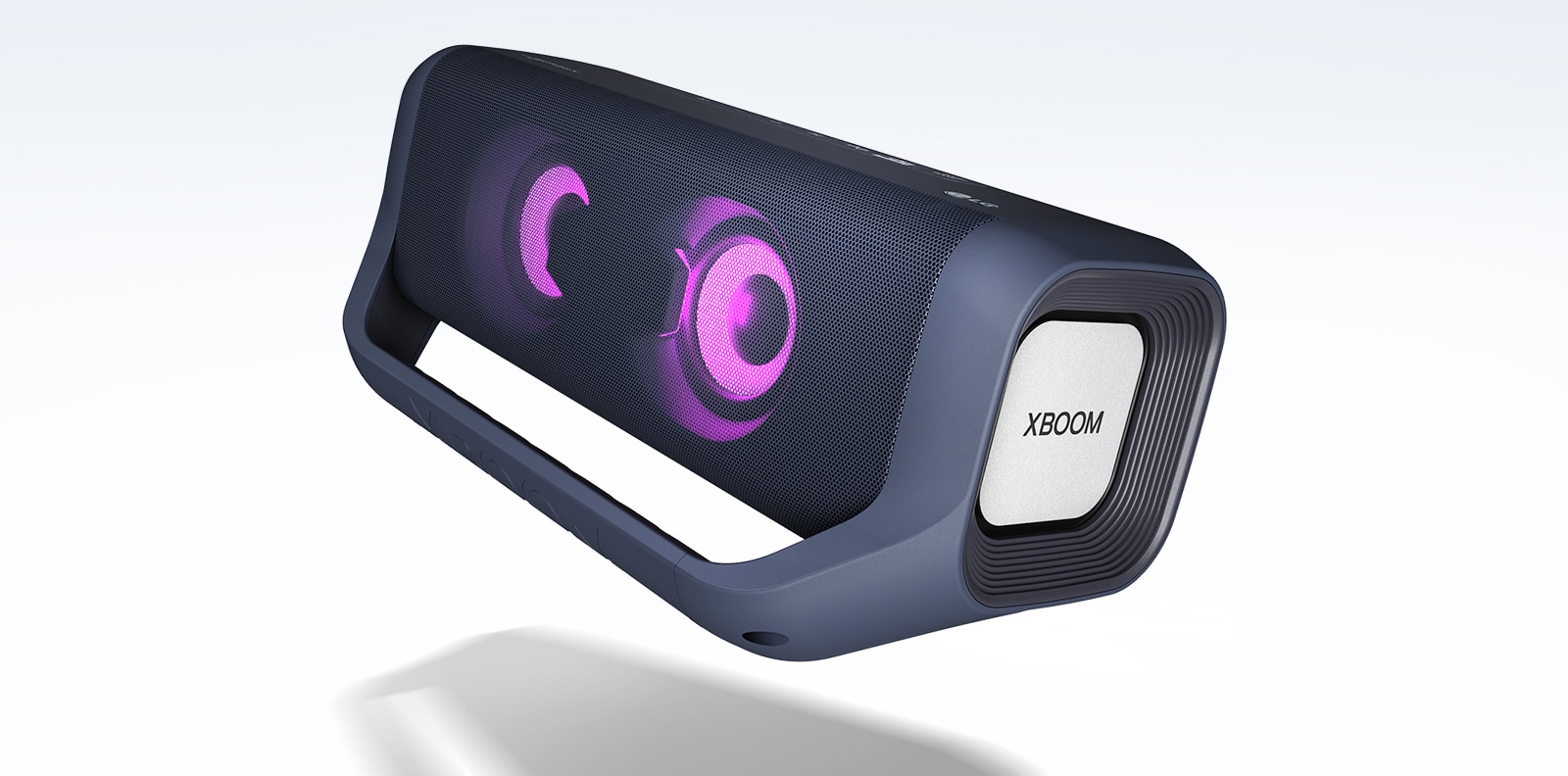 Pohľad z uhla na reproduktor LG XBOOM Go vznášajúci sa vo vzduchu nad bielou plochou