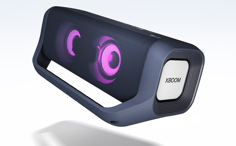 Pohľad z uhla na reproduktor LG XBOOM Go vznášajúci sa vo vzduchu nad bielou plochou