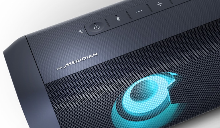 Pohľad zblízka na logo spoločnosti Meridian na reproduktore LG XBOOM Go so svetlomodrým osvetlením na bielom pozadí.