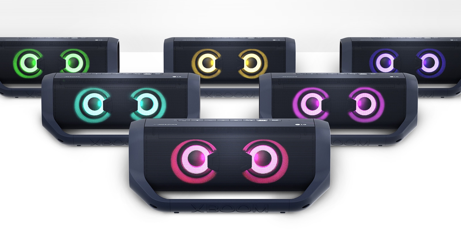 Na bielom pozadí je zobrazených päť reproduktorov LG XBOOM Go s rôznymi farbami osvetlenia.