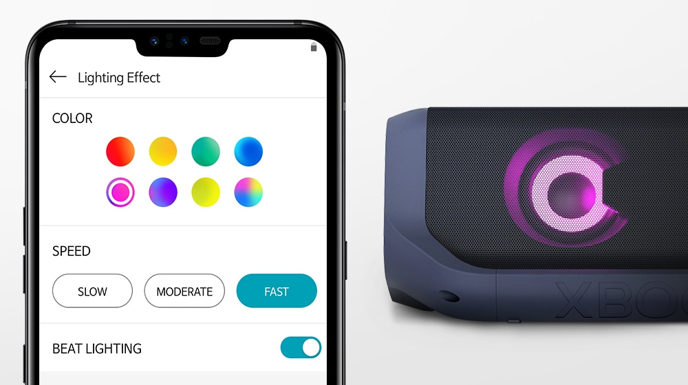 Na bielom pozadí je zobrazený smartfón s aplikáciou, ktorá ovláda osvetlenie, a reproduktor XBOOM Go s purpurovým osvetlením.