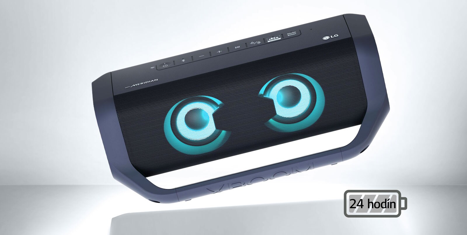 Reproduktor LG XBOOM Go naklonený doľava a vznášajúci sa vo vzduchu. Osvetlenie basového reproduktora je svetlomodré.