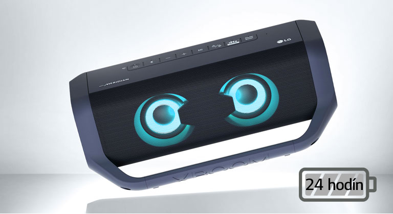 Reproduktor LG XBOOM Go naklonený doľava a vznášajúci sa vo vzduchu. Osvetlenie basového reproduktora je svetlomodré.