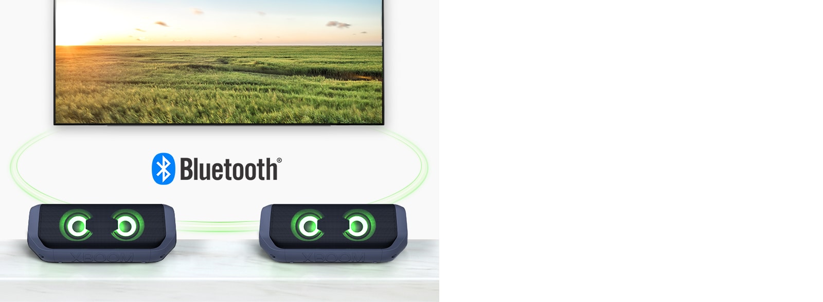 Na stole sú dva reproduktory LG XBOOM Go so zeleným osvetlením pred televízorom, na ktorom je zobrazené pole.