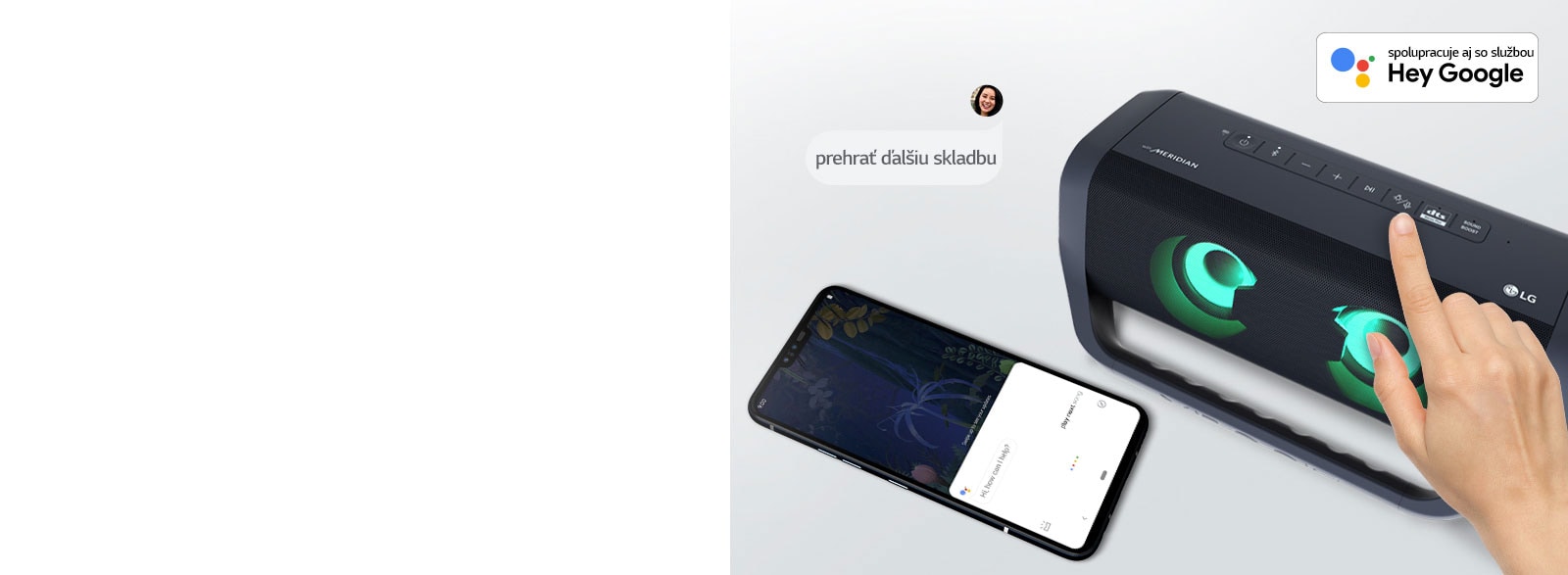 Ruka stláča tlačidlo na reproduktore LG XBOOM Go. Vedľa reproduktora je položený smartfón. Na obrázku je bublinka s textom. V pravom hornom rohu sa nachádza logo Google.