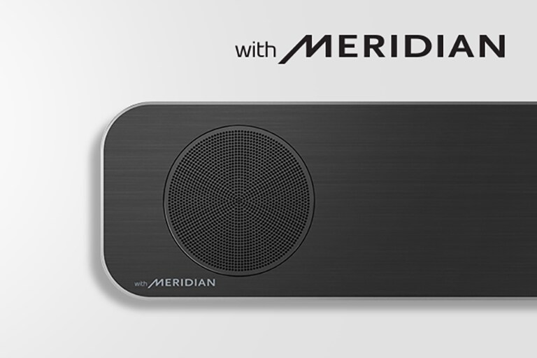 Detailný pohľad na ľavú stranu LG Sound Baru s logom Meridian v ľavom dolnom rohu. Nad produktom je zobrazené väčšie logo Meridian.