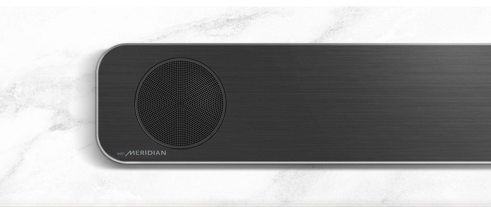 Detailný pohľad na ľavú stranu LG Sound Baru s logom Meridian v ľavom dolnom rohu.
