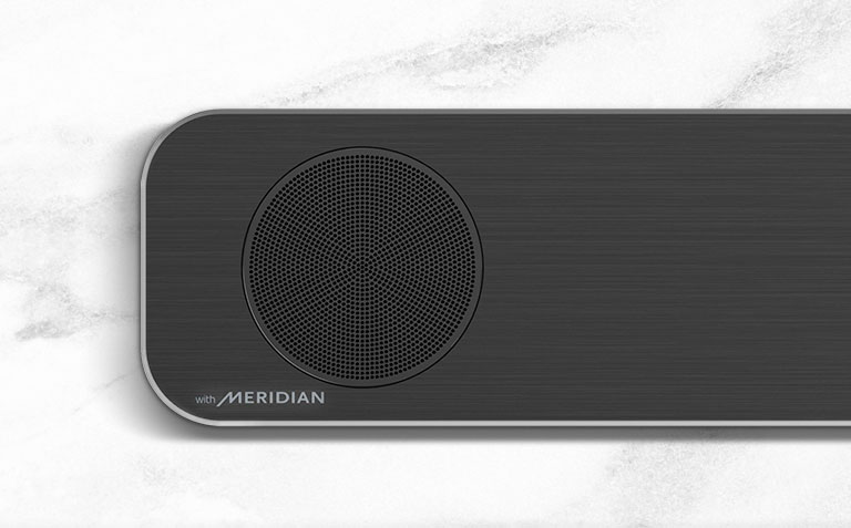 Detailný pohľad na ľavú stranu LG Sound Baru s logom Meridian v ľavom dolnom rohu.