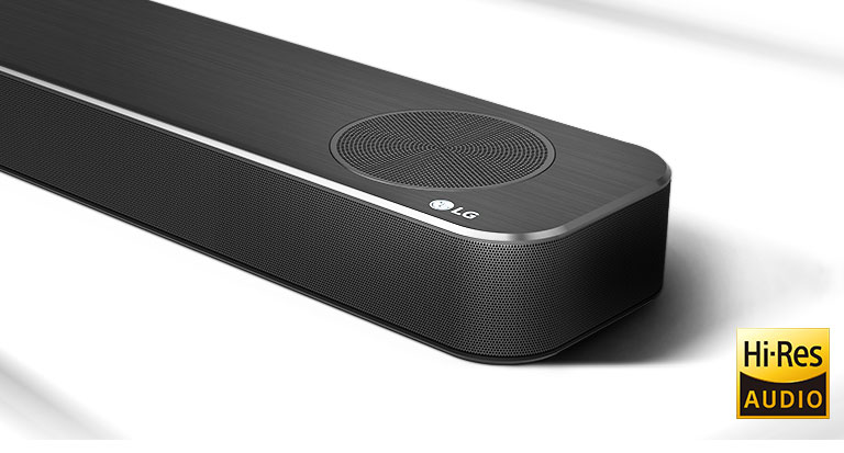 Detailný pohľad na pravú stranu LG Sound Baru s logom LG, ktoré je zobrazené v pravom dolnom rohu. Pod produktom je zobrazené logo vo vysokom rozlíšení.