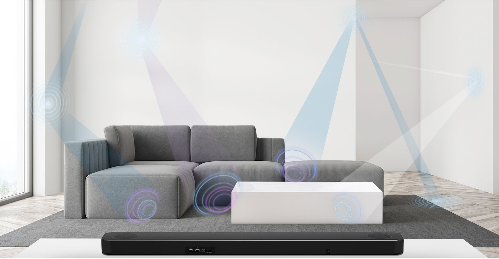 Zadná časť LG Soundbar v obývačke so šedou pohovkou umiestnenou uprostred. Zobrazuje sa grafika vlnovej dĺžky merajúcej priestor.