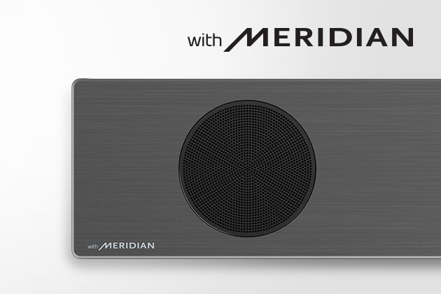 Detailný pohľad na ľavú stranu LG Sound Baru s logom Meridian v ľavom dolnom rohu. Nad produktom je zobrazené väčšie logo Meridian.