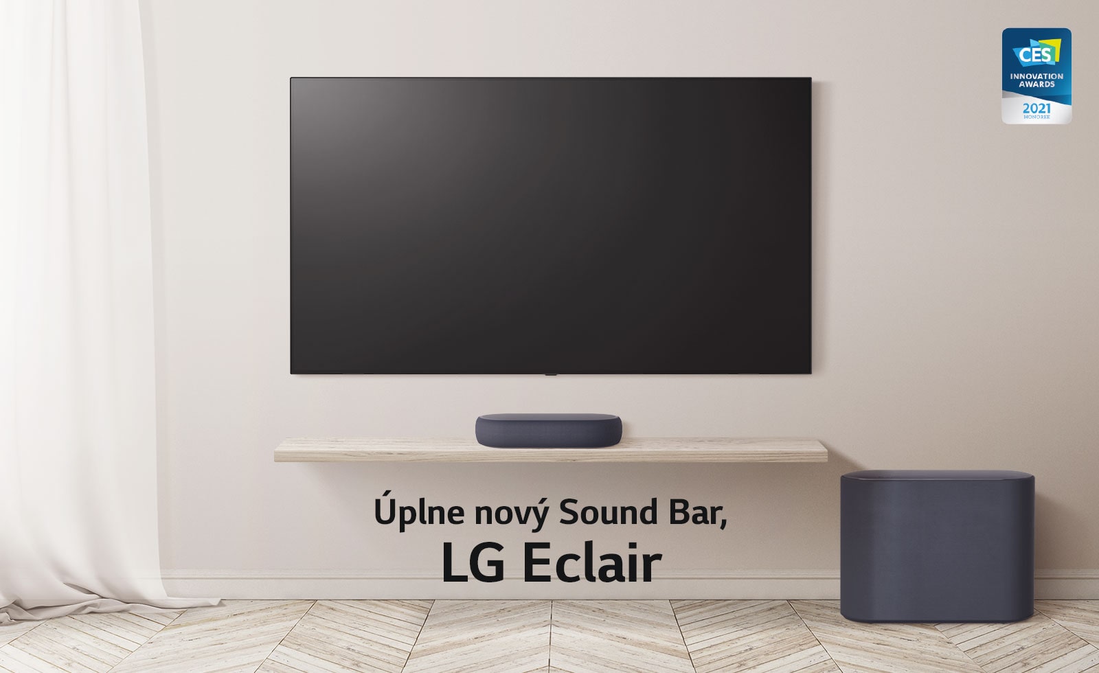 Kópia nápisu „Like Nothing You've Ever Seen“ napísaná na čiernej obrazovke. Kópia zmizne a zobrazí sa Sound Bar a TV na drevenej podlahe, pričom vľavo veje záclona. Logo CES INNOVATION AWARDS v pravom rohu.