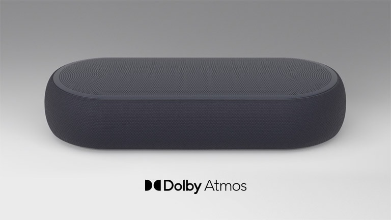 Kompaktný Sound Bar položený na bielej podlahe. Následne sa zobrazia vnútorné zvukové jednotky – vibračná zvuková vlna vychádzajúca zo Sound Baru. Scéna sa zmení na exteriér Sound Baru. Následne sa scéna zmení znova a Sound Bar sa nachádza v útulnej obývačke. Zo Sound Baru znova vychádza efekt zvukovej vlny.