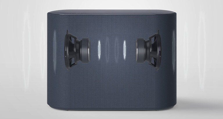 Subwoofer položený na bielej podlahe. Zobrazujú sa dva komponenty vnútri subwoofera.