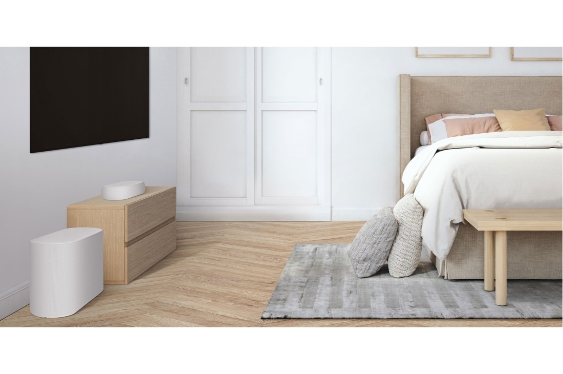 LG Soundbar QP5W, Bočný pohľad na Sound Bar a subwoofer umiestnené na drevenej skrinke v útulnej spálni, QP5W, thumbnail 4