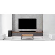 LG Soundbar SP9YA, Subwoofer, soundbar a TV sú v bielej obývacej izbe, SP9YA, thumbnail 4