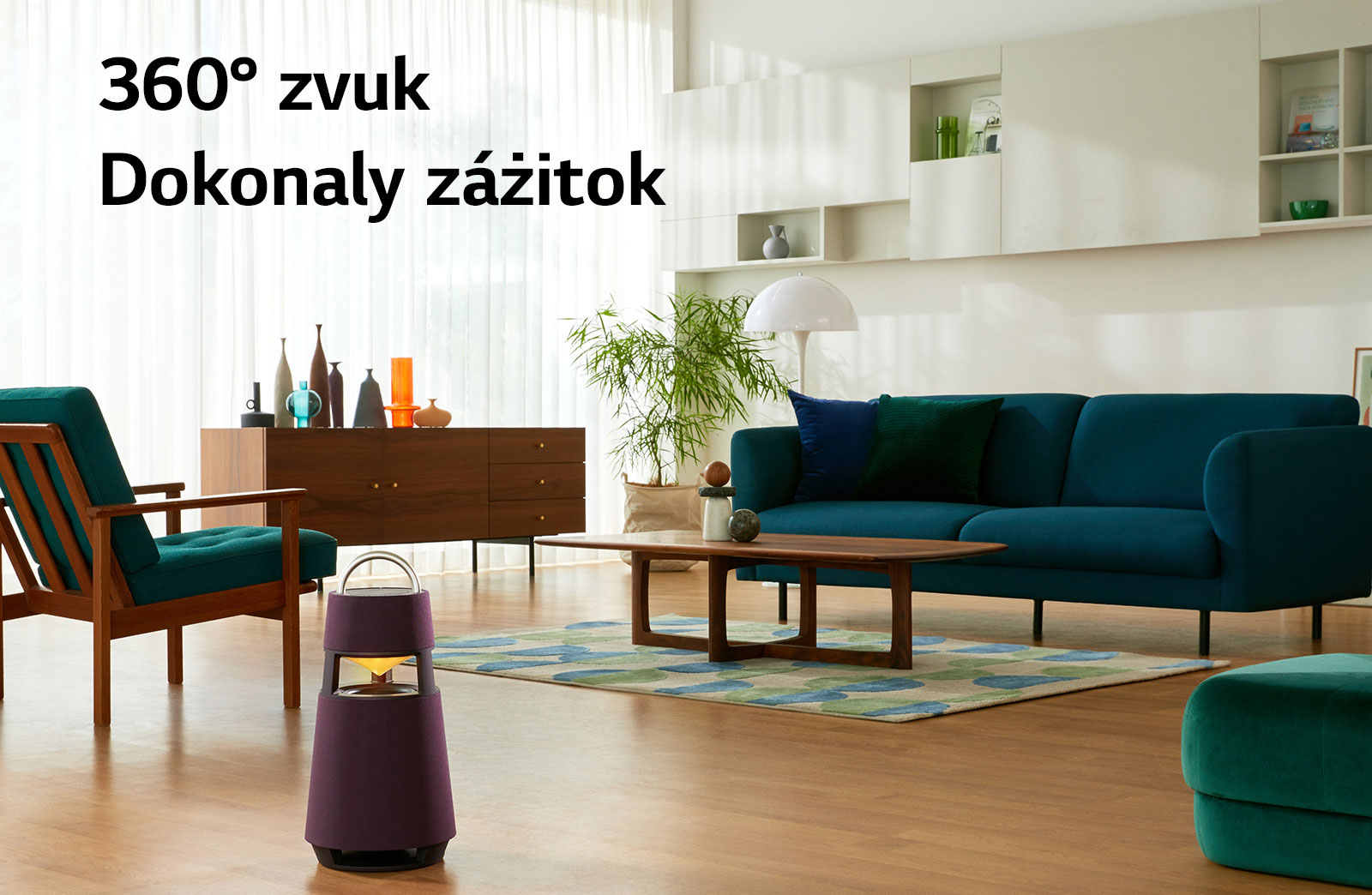 Obrázok ženy sediacej na pohovke a počúvajúcej hudbu, pričom reproduktor XBOOM 360 má pred sebou.