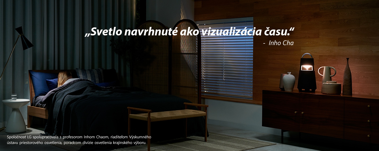 Obrázok reproduktora XBOOM 360, ktorý svieti na poličke v tmavej miestnosti. Na obrázku je nápis „Svetlo navrhnuté ako vizualizácia času“.