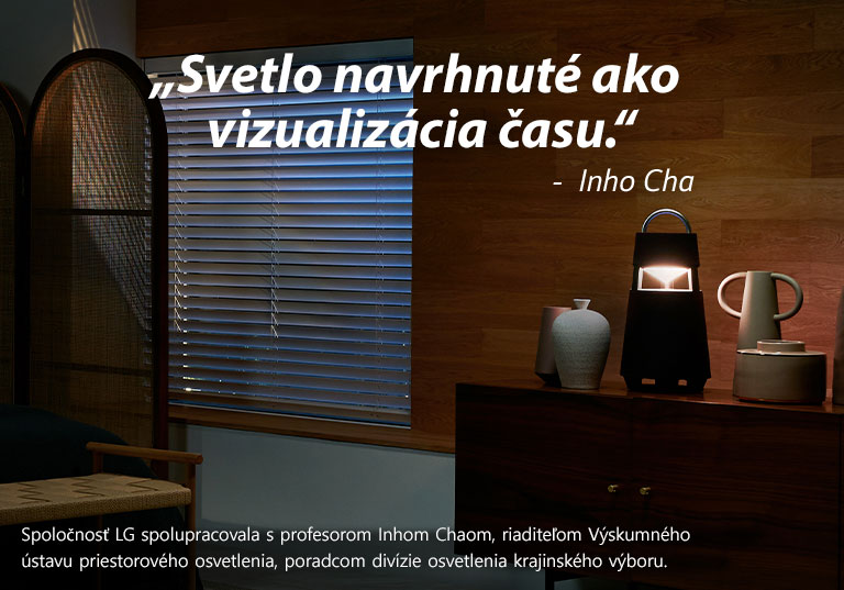 Obrázok reproduktora XBOOM 360, ktorý svieti na poličke v tmavej miestnosti. Na obrázku je nápis „Svetlo navrhnuté ako vizualizácia času“.