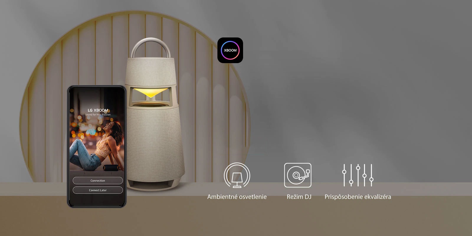 Mobilný telefón s obrazovkou aplikácie XBOOM a produkt XBOOM 360 na teplom pozadí.