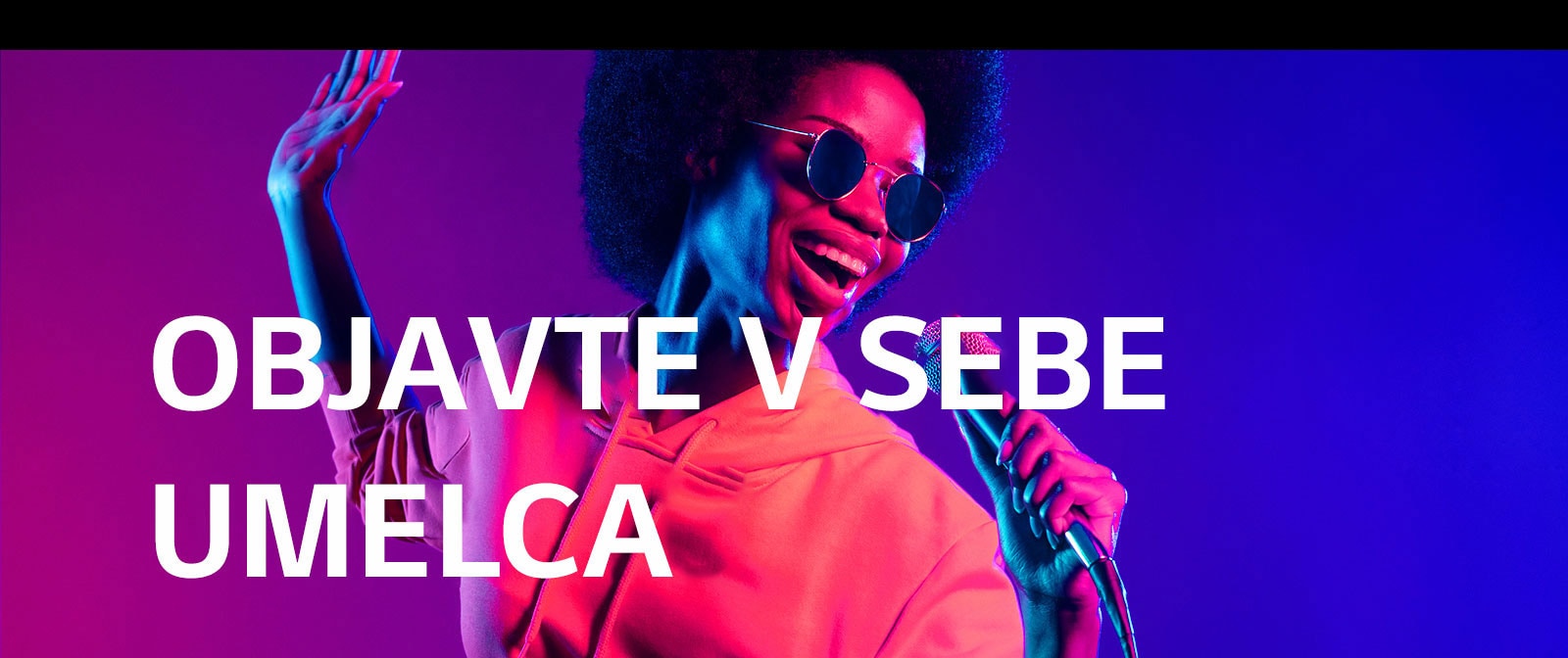 Žena spieva.