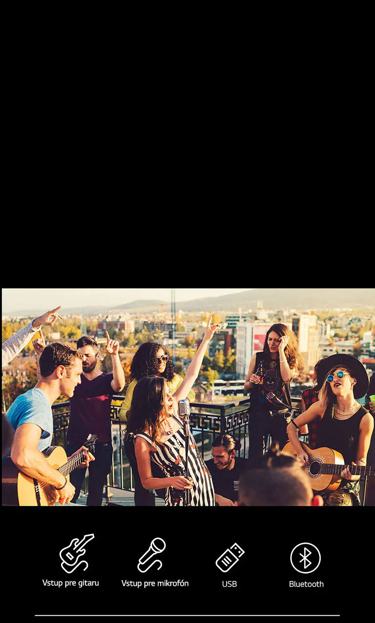Ľudia si užívajú akustický koncert s reproduktorom LG XBOOM XL5S. Pod obrázkom sa nachádza gitara 