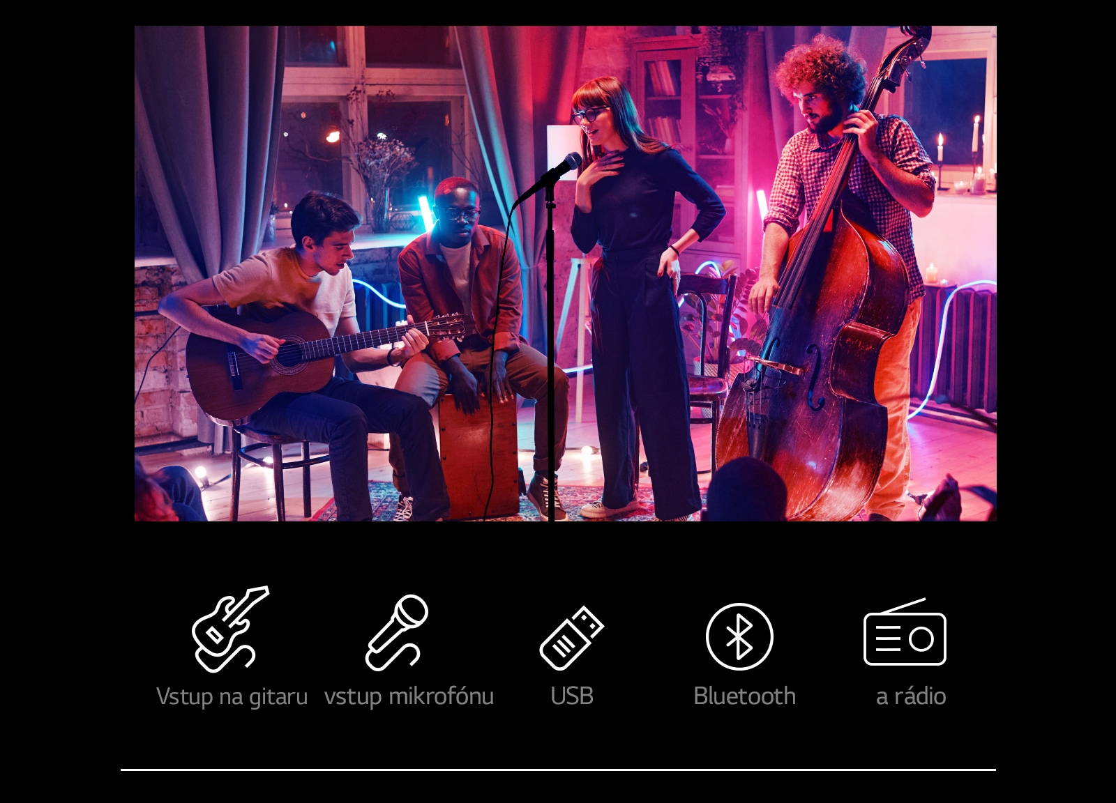 'Scéna z koncertu. Pod obrázkom sú zobrazené ikony vstupu pre gitaru, USB, Bluetooth a rádia.
