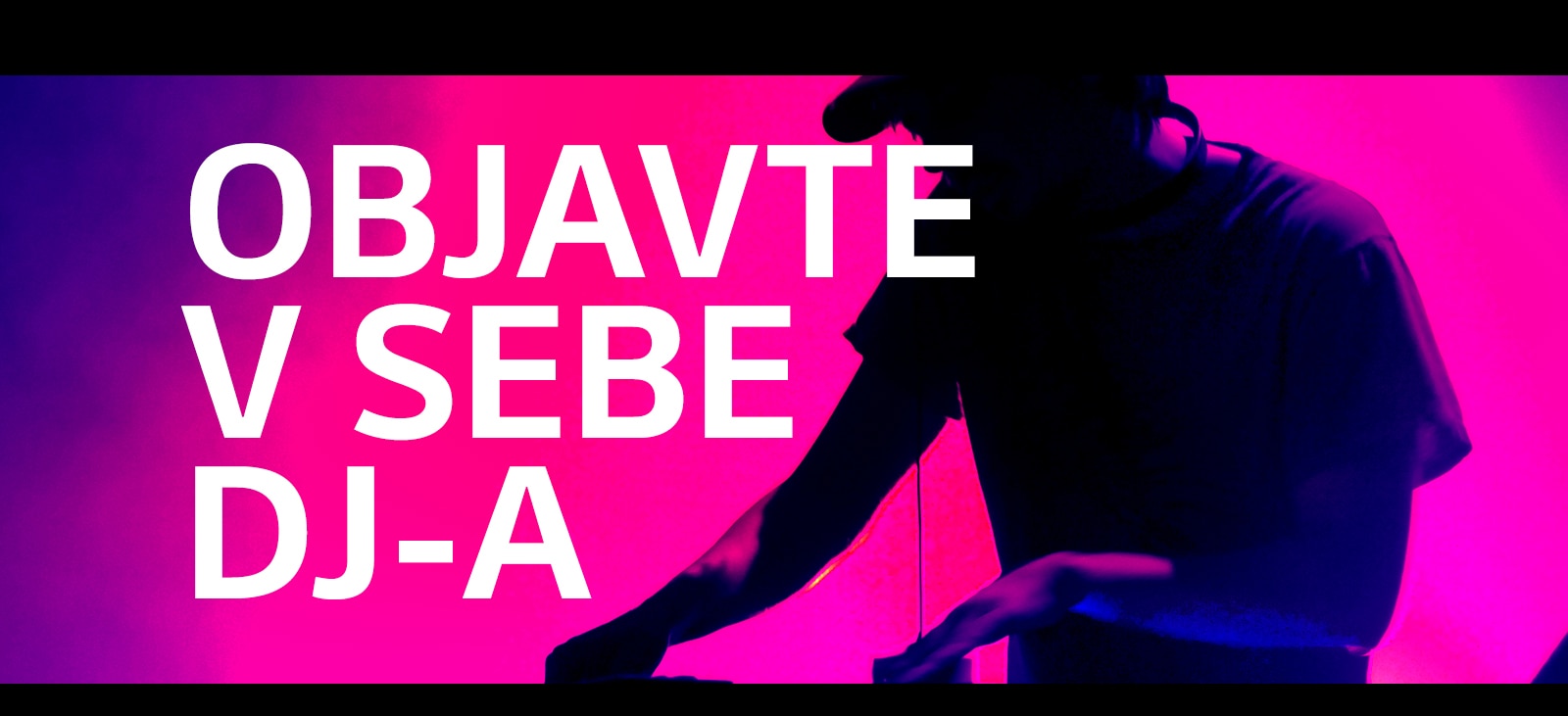 Muž používa DJ-ský pult.