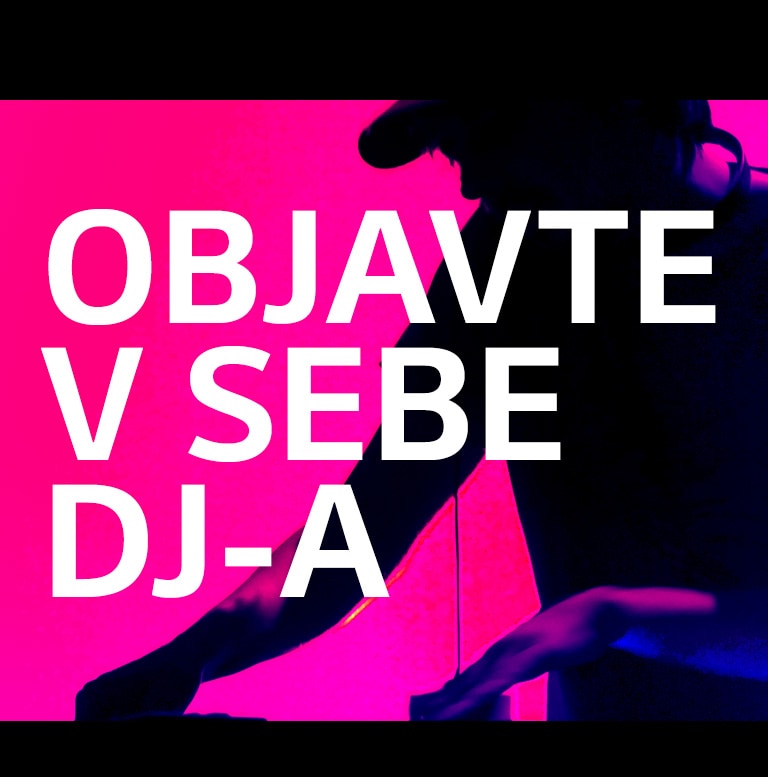 Muž používa DJ-ský pult.