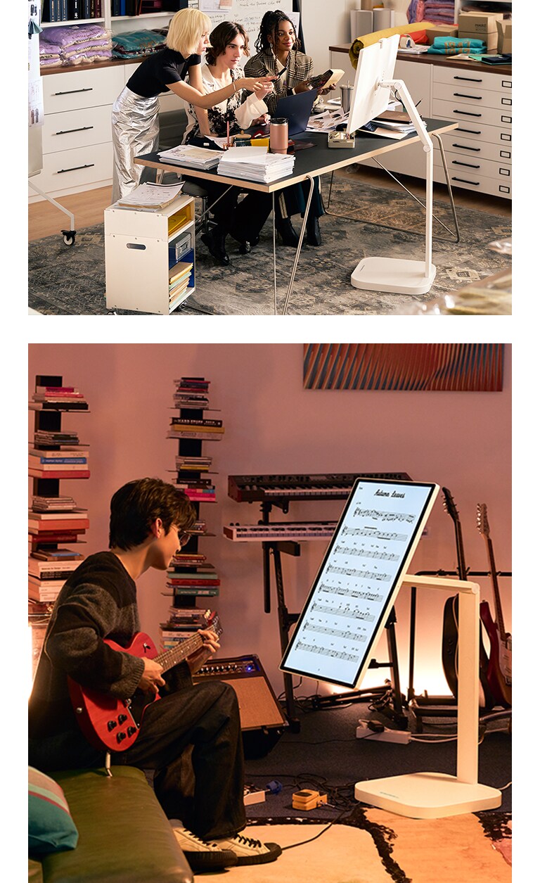 Dve rôzne scény životného štýlu s LG Smart Monitor Swing. V jednej scéne spolupracujú traja ľudia za stolom a používajú monitor na jeho nastaviteľnom stojane v pracovnom prostredí. V druhej scéne hrá osoba doma na gitare a zároveň sleduje noty zobrazené vertikálne na monitore LG Smart Monitor Swing.