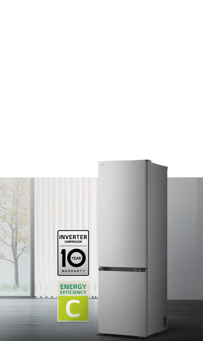 Matná čierna chladnička so spodnou mrazničkou LG (GBBW726CPY), pohľad spredu v svetlej miestnosti s vertikálnymi žalúziami s ikonami 10-ročnej záruky na kompresor a energetickej účinnosti A dole