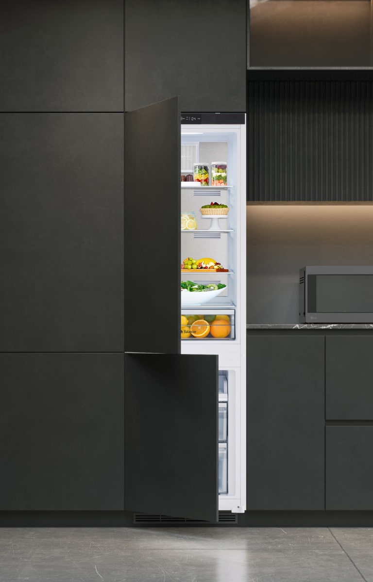 Predstavenie vstavanej chladničky s mrazničkou dole LG v modernej kuchyni.