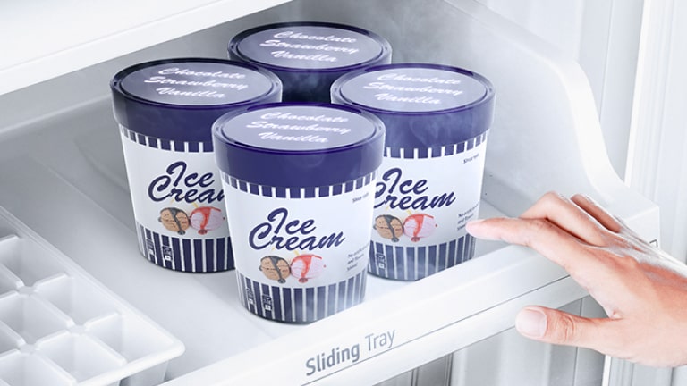 Pohľad zblízka na posuvný podnos, ktorý je vnútri vstavanej chladničky s mrazničkou dole LG.