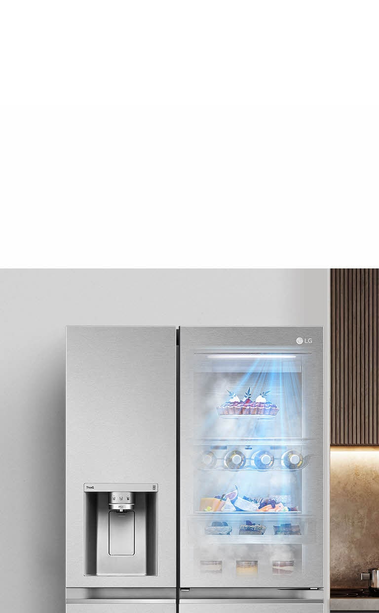 Pohľad spredu na čiernu chladničku s priehľadným otvorom InstaView a svetlom vnútri v chladničke. Obsah chladničky vidieť cez priehľadný otvor InstaView v dverách. Modré svetelné lúče funkcie DoorCooling vyžarujú nadol a prechádzajú cez obsah chladničky. 