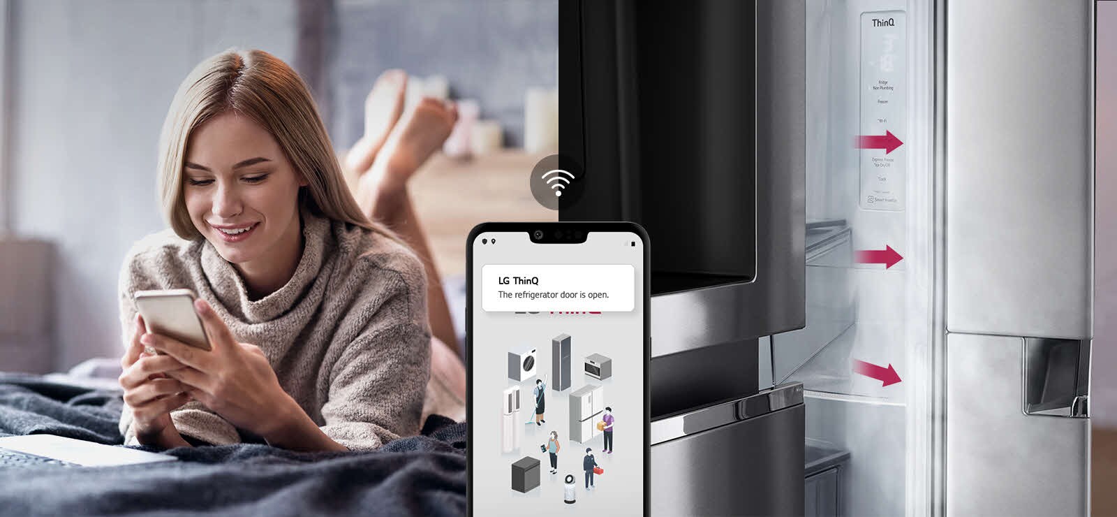 Na jednom obrázku je žena, ktorá relaxuje na posteli a pozerá sa na obrazovku telefónu. Na druhom obrázku vidno, že zostali otvorené dvere chladničky. V popredí týchto dvoch obrázkov sa nachádza obrazovka telefónu, na ktorej sa zobrazujú upozornenia aplikácie LG ThinQ, a ikona Wi-Fi nad telefónom.